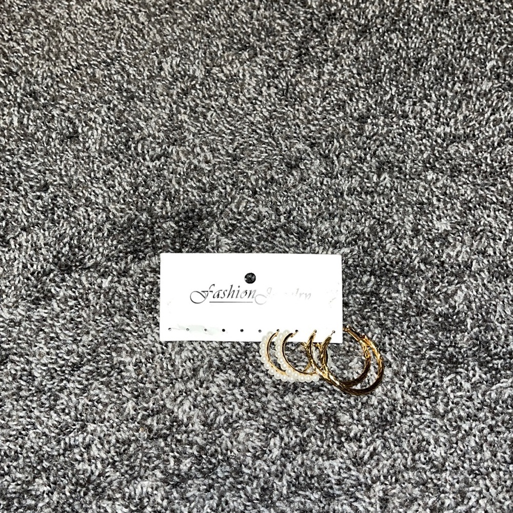 Two pairs of hoop earrings in pearl and gold